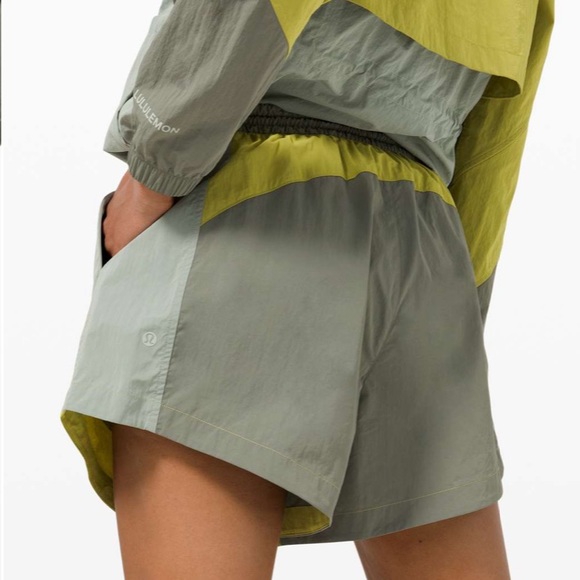 Lululemon Evergreen Short
Grey Sage / Yellow Pear / Green Fern - Picture 2 of 9